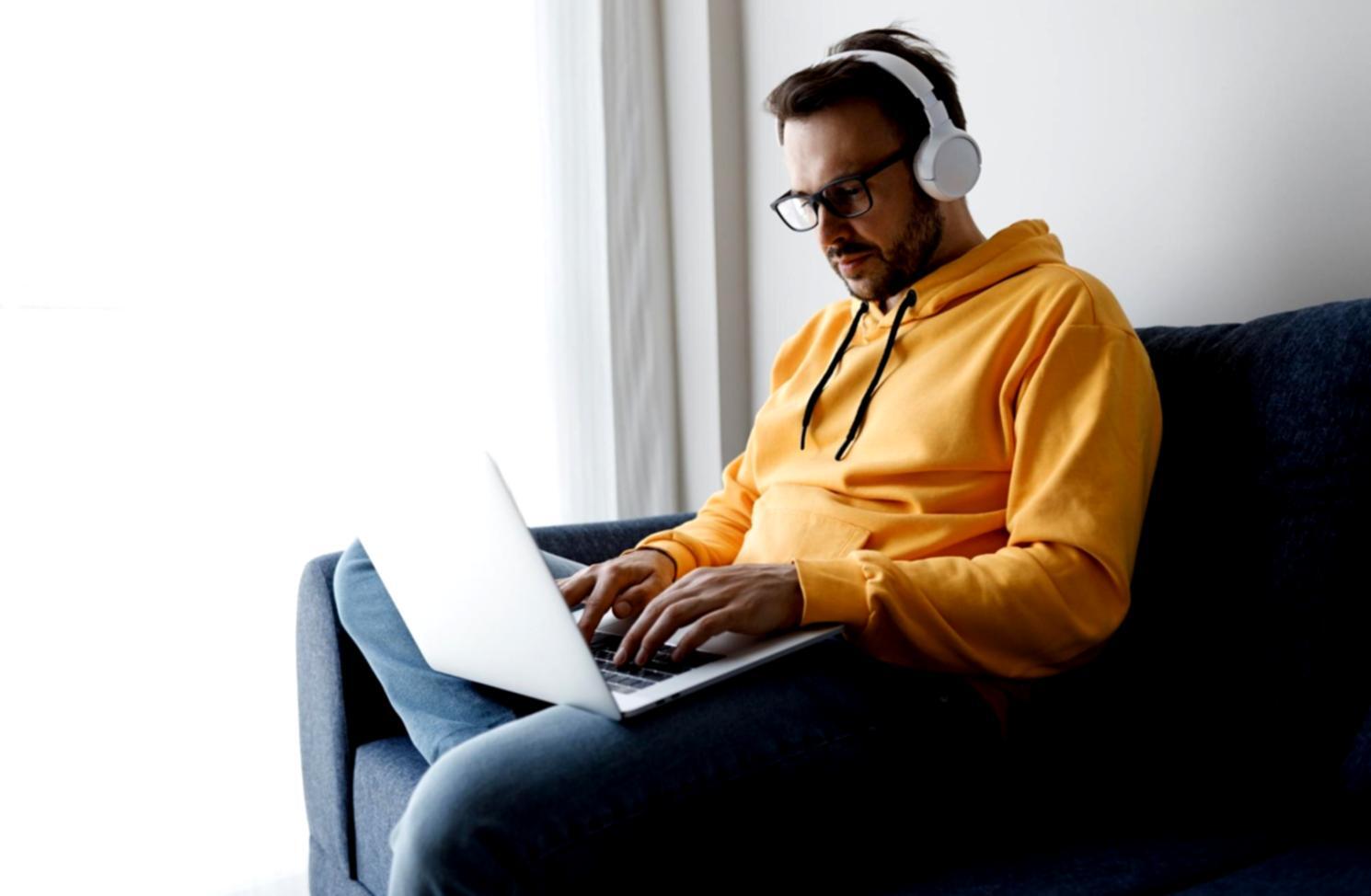 Étudiant travaillant sur l'analyse de données financières